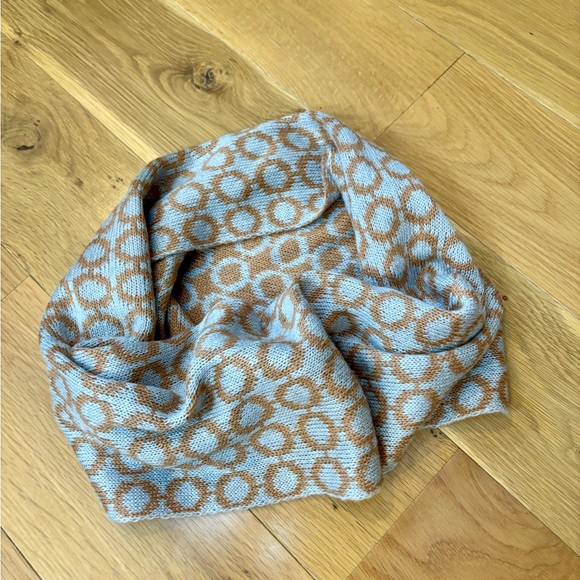 Women’s Reversible Knit Infinity Scarf in Terracotta/Light Gray. - Picture 2 of 10